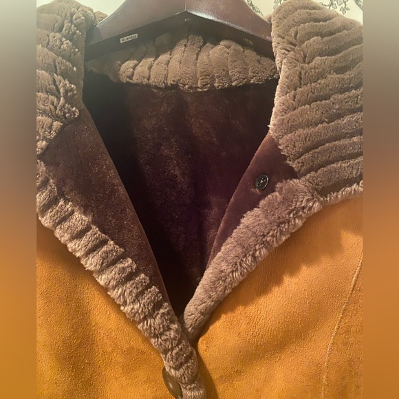 Womens suede and shearling knee length coat. Two pockets cuffs and 3 buttons. - Picture 3 of 5